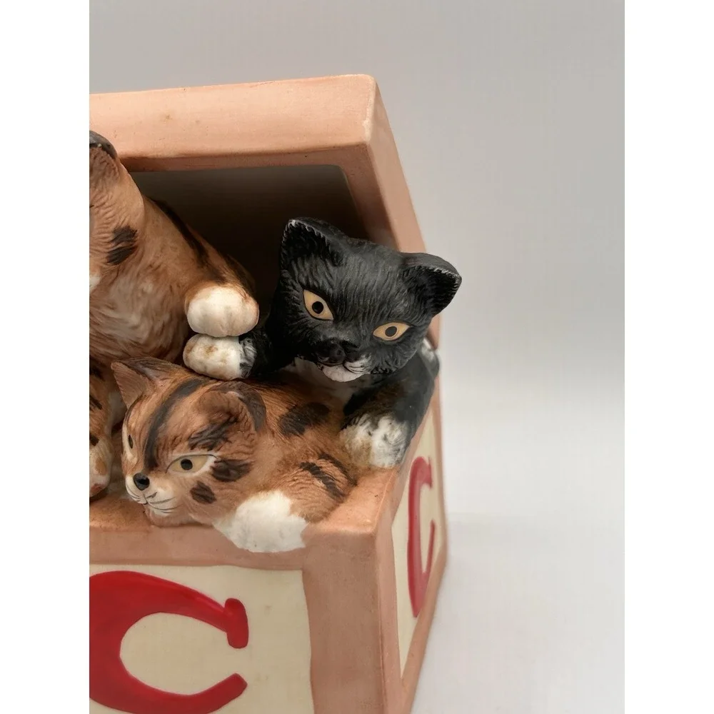 Vintage 1981 MANN Cats In The Box Ceramic Music‎ Box